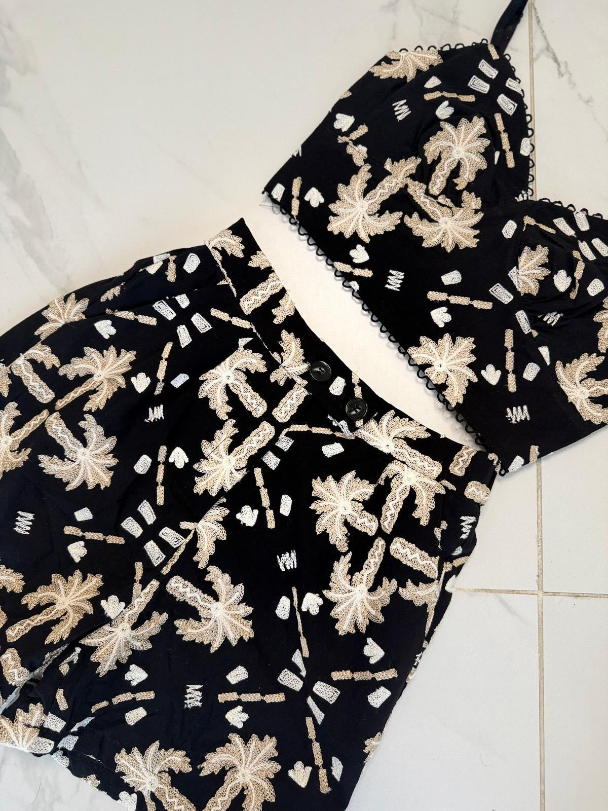 Set negro bordado dorado