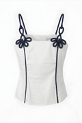 Blusa elegante blanca con detalles navy