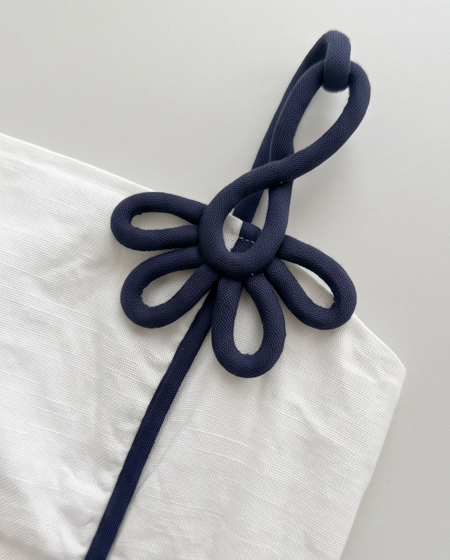 Blusa elegante blanca con detalles navy