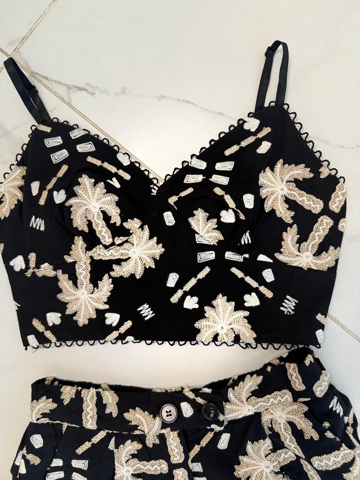 Set negro bordado dorado