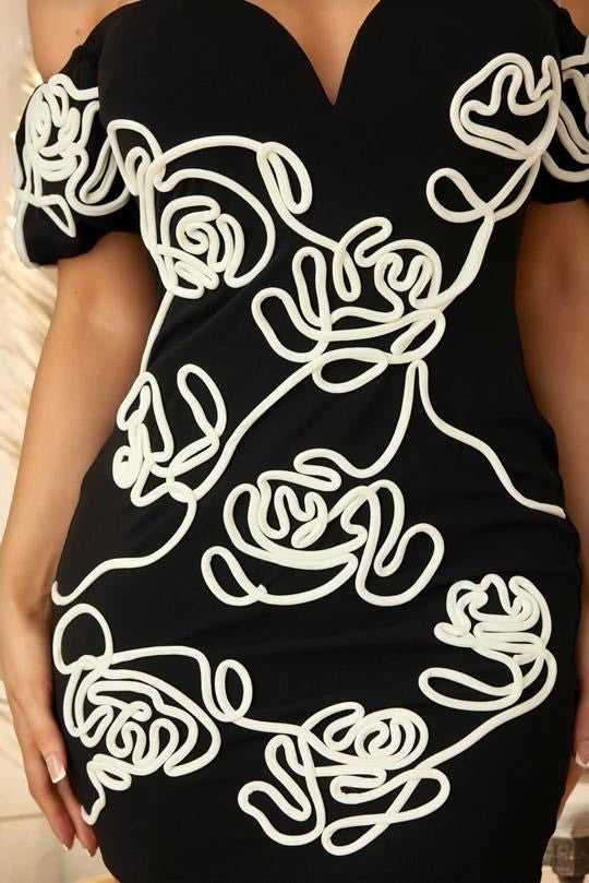 Vestido corto negro off-shoulder